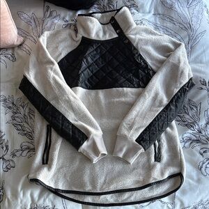 Abercrombie & Fitch Black and Cream Quilted Sweatshirt